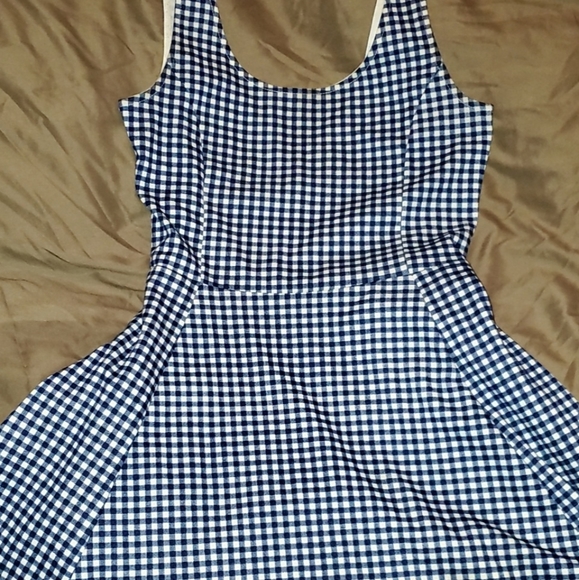 Dresses - Picture 3 of 6